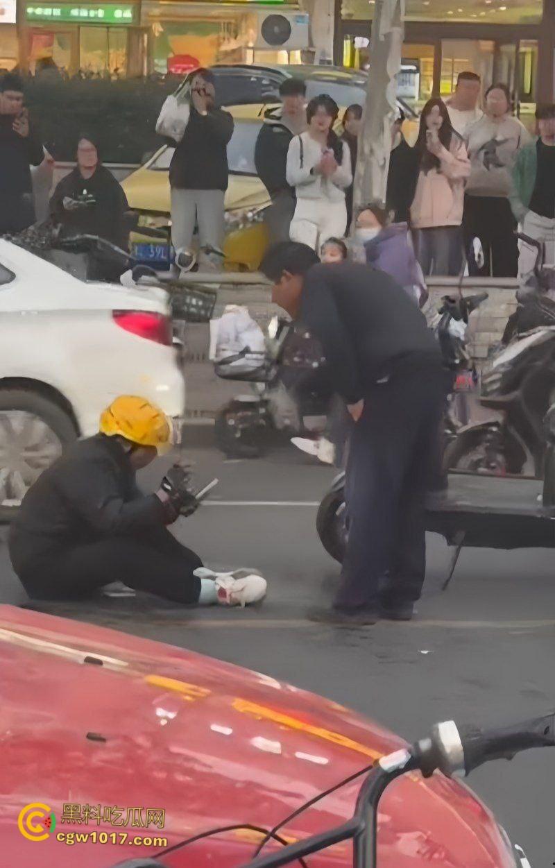 山东日照银色小车撞倒外卖小哥,下车后非但不道歉,反倒暴跳如雷,还遭司机浇水辱骂,路人怒斥霸凌 !-4