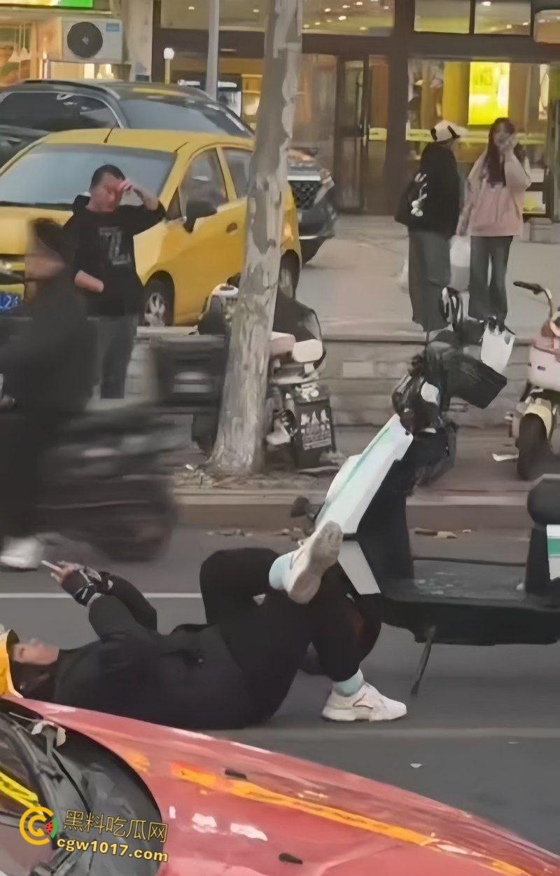 山东日照银色小车撞倒外卖小哥,下车后非但不道歉,反倒暴跳如雷,还遭司机浇水辱骂,路人怒斥霸凌 !-7