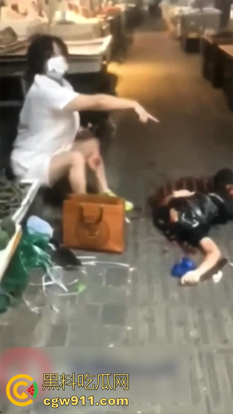 重庆大渡口马王乡菜市场,骚妇手持杀猪刀剁头,把情人侄女误认为是小三,当场把脑袋砍下来,这也太残暴了!-5
