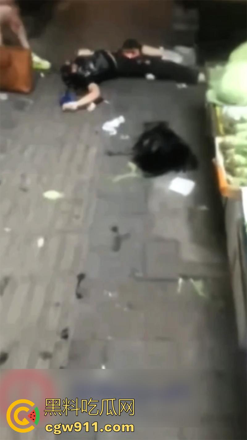 重庆大渡口马王乡菜市场,骚妇手持杀猪刀剁头,把情人侄女误认为是小三,当场把脑袋砍下来,这也太残暴了!-6