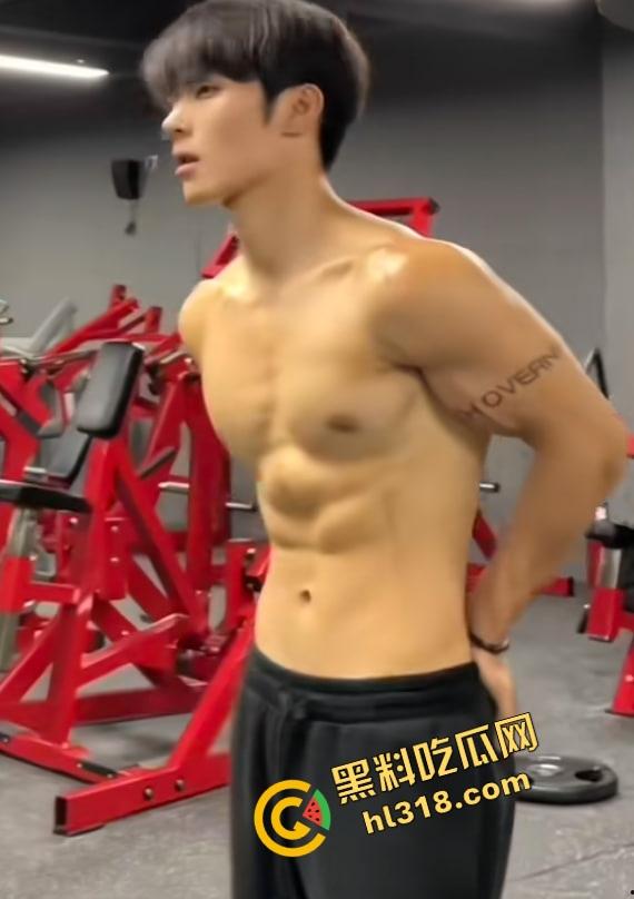 别只会看抖音直播,40W粉健身网红『小葛』爆操女粉,鸡巴一亮生吃大帅屌,谁还在乎套子这种废物?-9