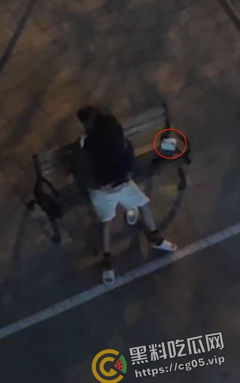 是兄弟就来一起打野战!山西某校园内好兄弟组团路边长椅打野战-4