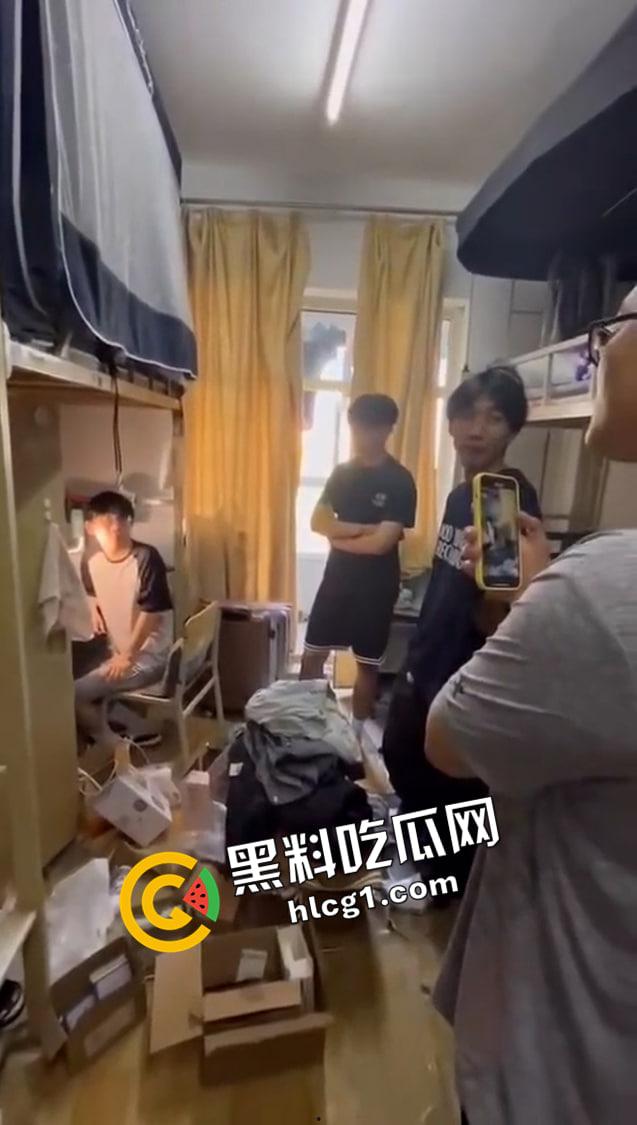 大连外国语大学逆天男同!楼道露出 洗衣间偷体育生原味 发在推特被人发现 现场对峙 变态要挨打了-6