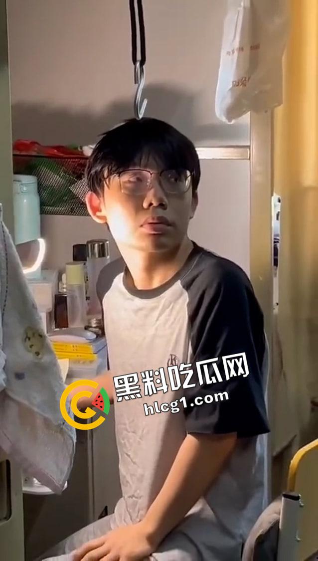 大连外国语大学逆天男同!楼道露出 洗衣间偷体育生原味 发在推特被人发现 现场对峙 变态要挨打了-7
