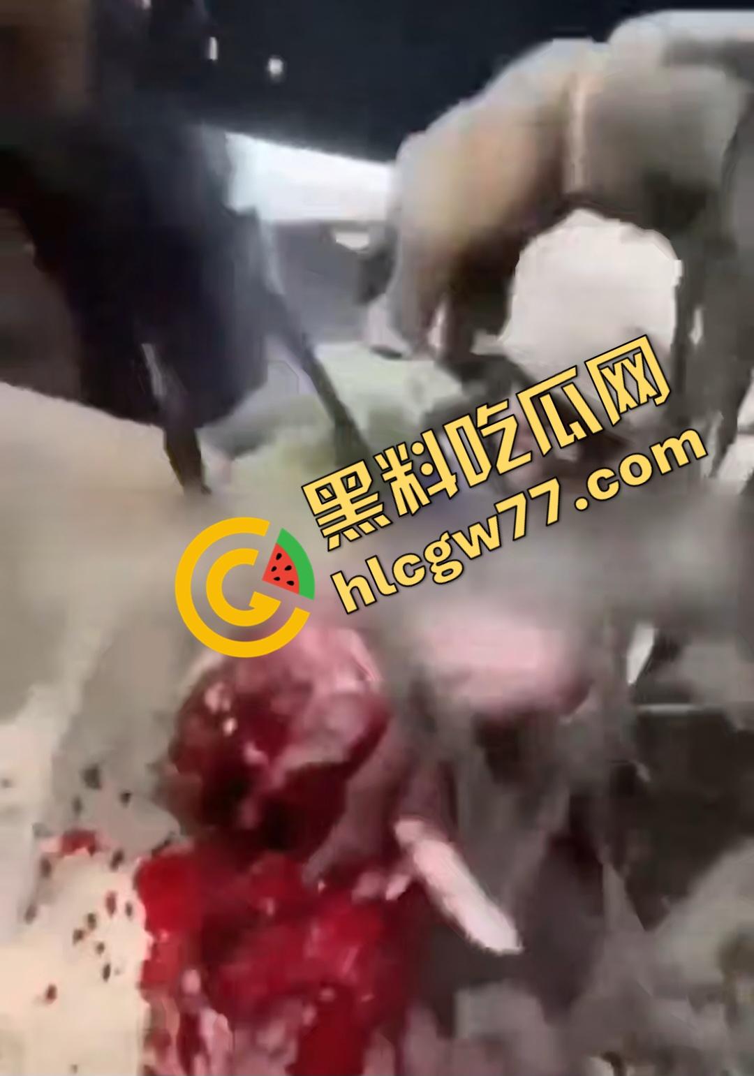 俄乌战场出现食人兵?士兵炸弹炸飞手臂骨髓喷溅,一旁队友饿了还吸食血液充饥!-5