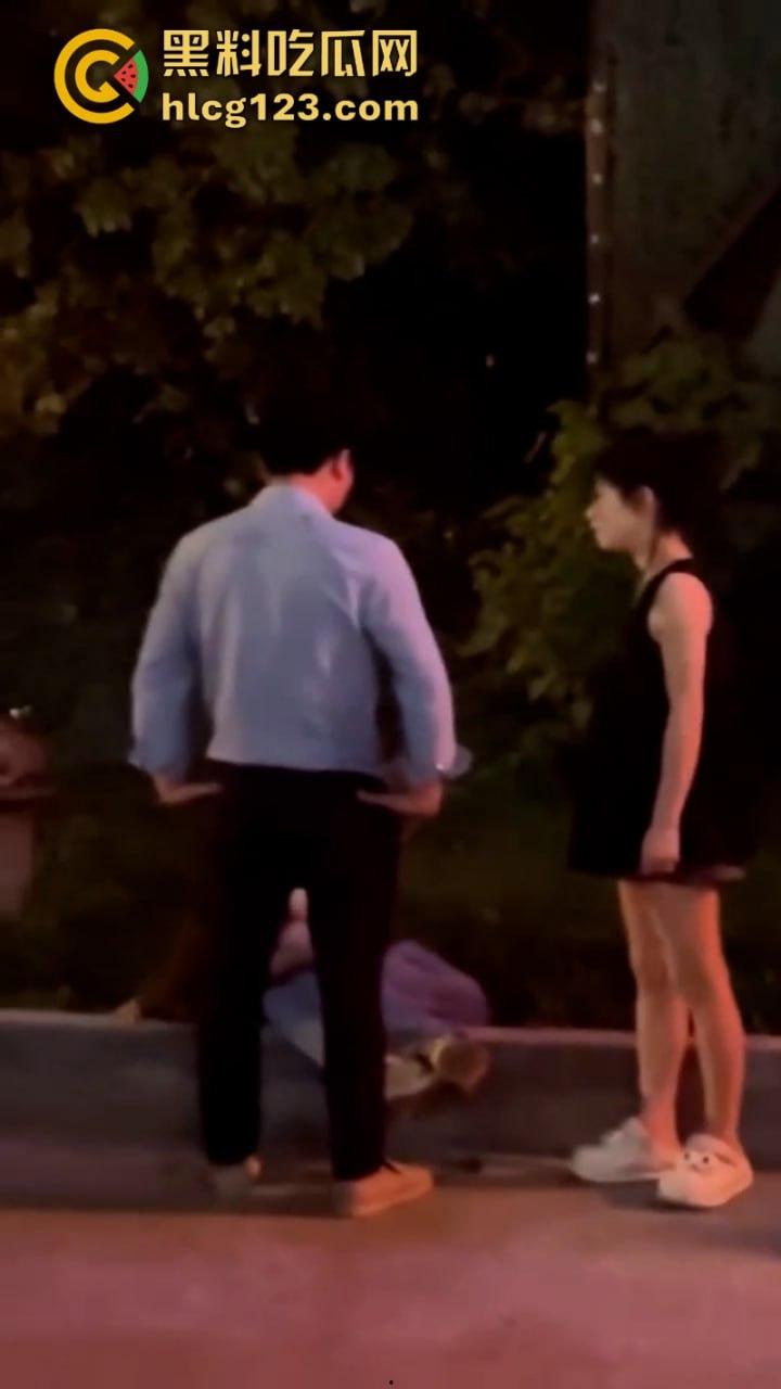 一山不容二母！女子当街手撕渣男和小三 狂扇耳光围观群众都说打得好-4