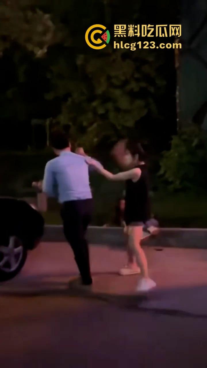 一山不容二母！女子当街手撕渣男和小三 狂扇耳光围观群众都说打得好-5