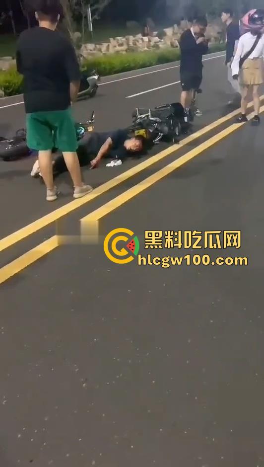 潍坊摩托集会惊爆血腥一幕:狂飙失控,骑手脑袋开花!被甩飞数米狂喷血、倒地抽搐命悬一线-3