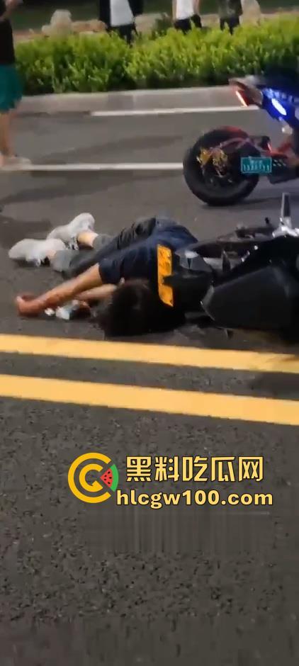 潍坊摩托集会惊爆血腥一幕:狂飙失控,骑手脑袋开花!被甩飞数米狂喷血、倒地抽搐命悬一线-5