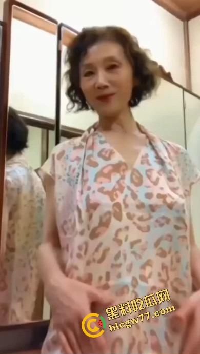 六旬大妈啪啪日记曝光,白发老头一见奶就馋哭,房事频率干翻一众年轻人,彻底打脸阳痿键盘侠!-1