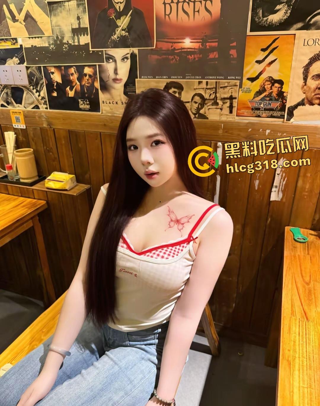 抖音【绵绵小嘉】热舞撩人，跳着跳着衣服就自动“掉”下来，穿渔网袜黑穴大开，估计是自慰棒插多了！-3