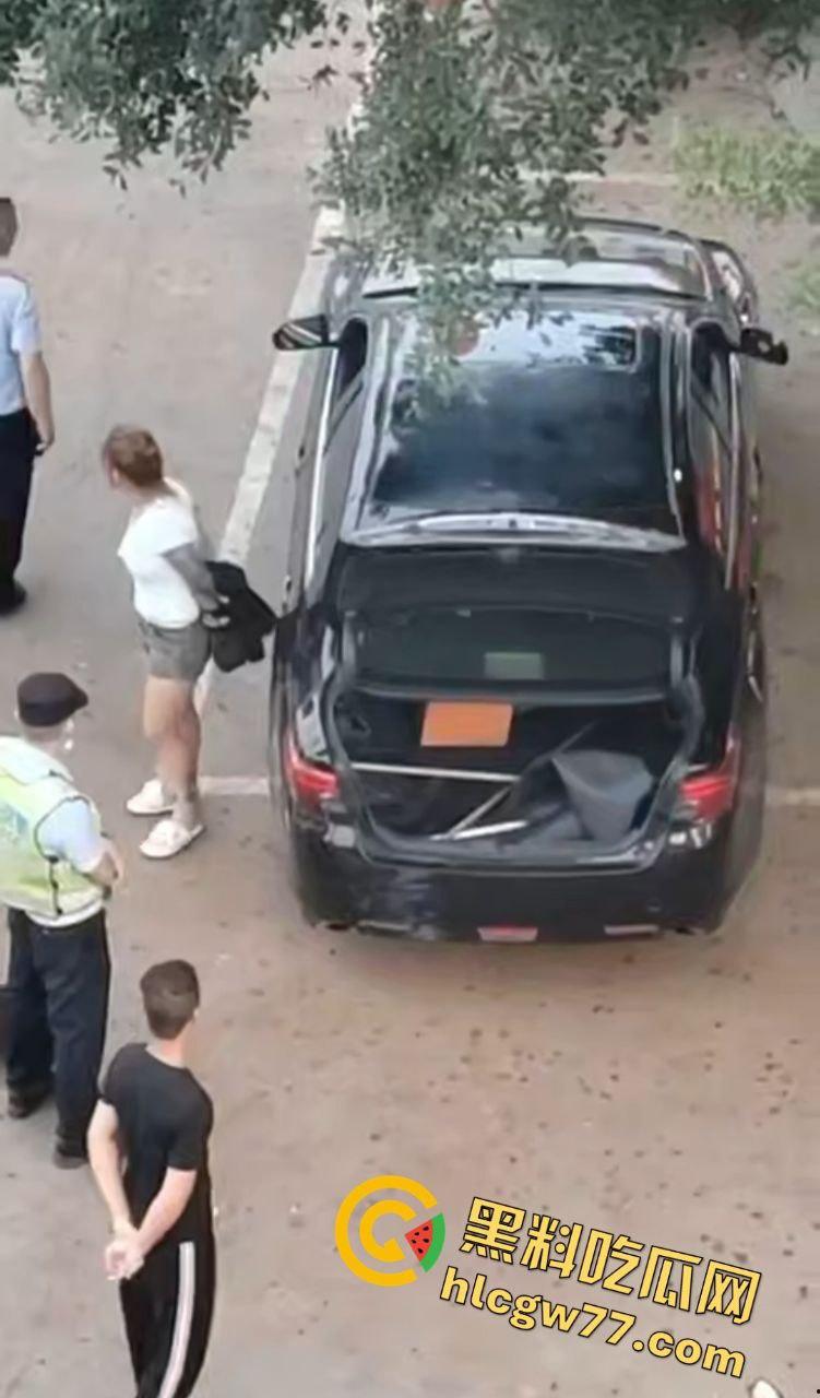 钦州实验学校门口血腥屠杀！无牌车女魔头撞死一堆学生，现实GTA5刀光剑影！-7