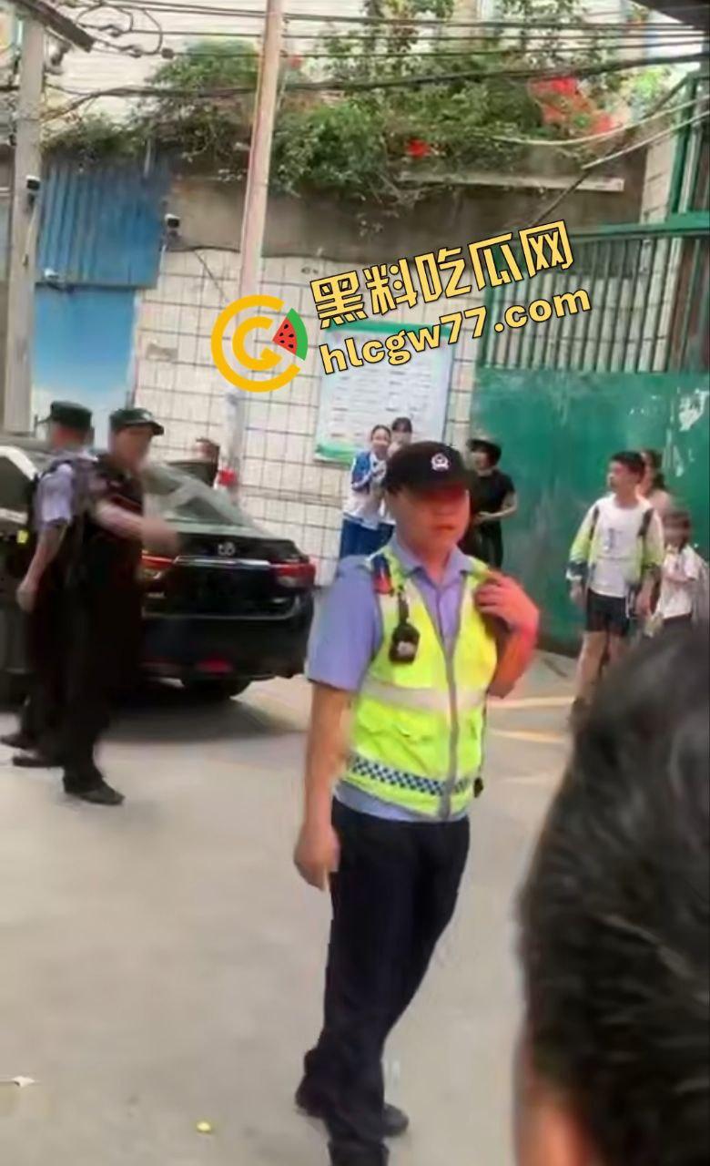 钦州实验学校门口血腥屠杀！无牌车女魔头撞死一堆学生，现实GTA5刀光剑影！-8
