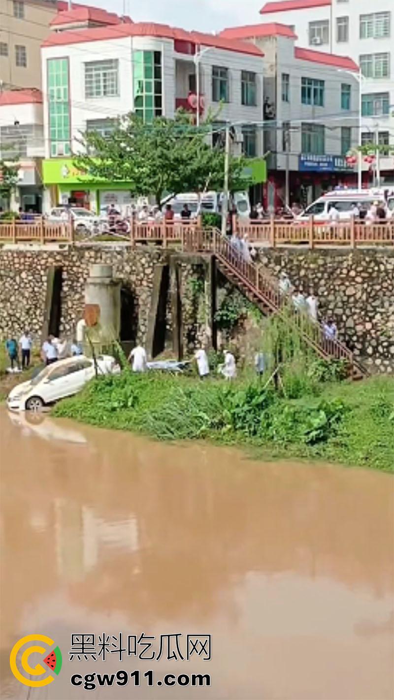 广东湛江女司机坠河，全程无人前去营救，万幸没有坠入河中，直到有群众报案后，才被120救走！-3