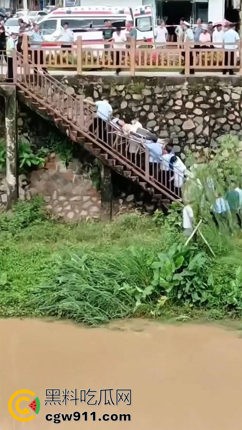 广东湛江女司机坠河，全程无人前去营救，万幸没有坠入河中，直到有群众报案后，才被120救走！-6