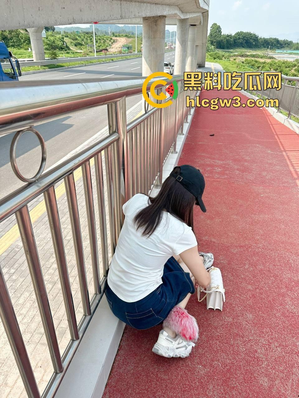 安徽粉穴舞蹈生骚货【依然】拳穴玩到自己爽上天!粉嫩美鲍异物扩张,3P女女露出喝尿,骚到让人词穷!-7