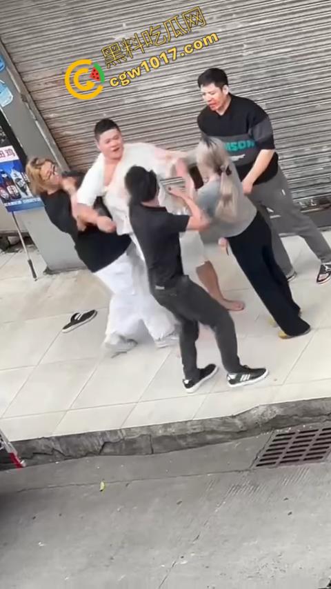 血腥街角斗殴!刀光剑影,鲜血四溅,年轻小伙惨遭横死,愤怒女子撕心裂肺呼救!-4