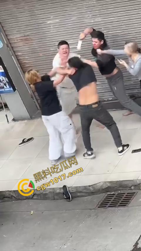 血腥街角斗殴!刀光剑影,鲜血四溅,年轻小伙惨遭横死,愤怒女子撕心裂肺呼救!-7