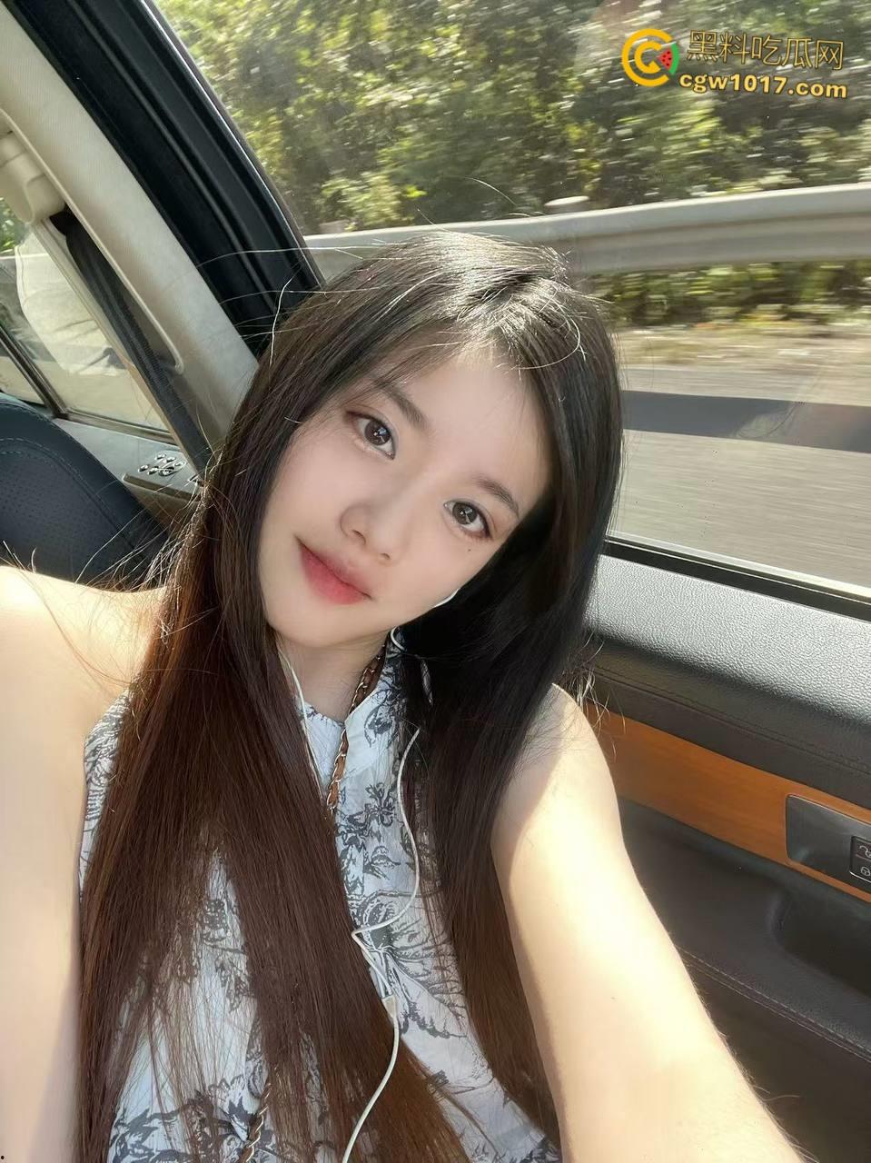 看着沙发上的性感姐姐,撕烂姐姐的丝袜猛吸嫩穴,还把鸡扒强行塞入她的嘴,极品翘臀打桩感十足 !-2