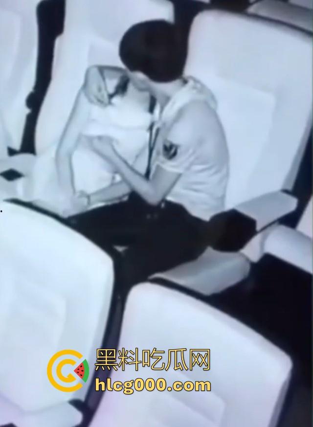 还得是黄毛呀!深夜带女友看电影,边看电影边吸奶,肆无忌惮地吸吮乳头,这女的身材真不错!-3