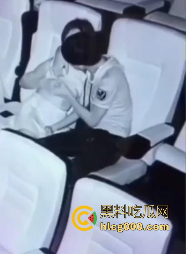 还得是黄毛呀!深夜带女友看电影,边看电影边吸奶,肆无忌惮地吸吮乳头,这女的身材真不错!-6