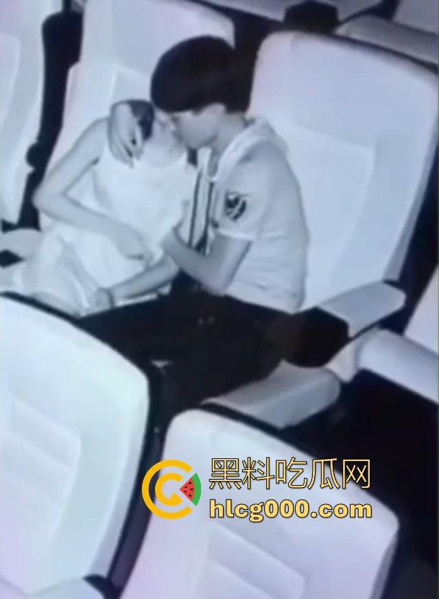 还得是黄毛呀!深夜带女友看电影,边看电影边吸奶,肆无忌惮地吸吮乳头,这女的身材真不错!-7