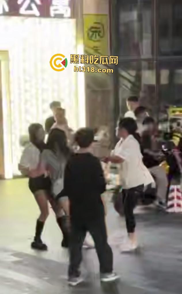 街头母女大战骂街！女儿闺蜜拉架助阵，女儿狂骂“我操你妈逼”，路人还嘲讽要左拍拍右拍拍这不孝女！-8