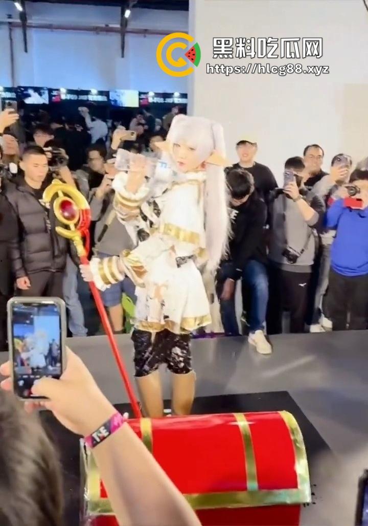 饥渴宅男的天堂!台湾漫展变性爱盛宴,近乎全裸福利姬勾得人硬邦邦,湾湾不要太爽了!-9