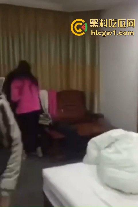 男子带兄弟上门捉奸，一群人踹门而入狂揍情夫，捉奸现场惨到小三男的直接哭出声！-10