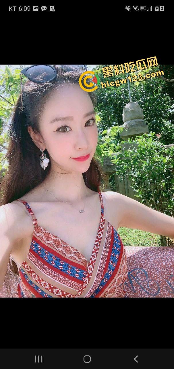 厦门航空极品空姐【赵雪】黑丝开档骑乘爆插，这逼值五星，被爆操到喊出航班号，制服没脱先脱内裤！-1