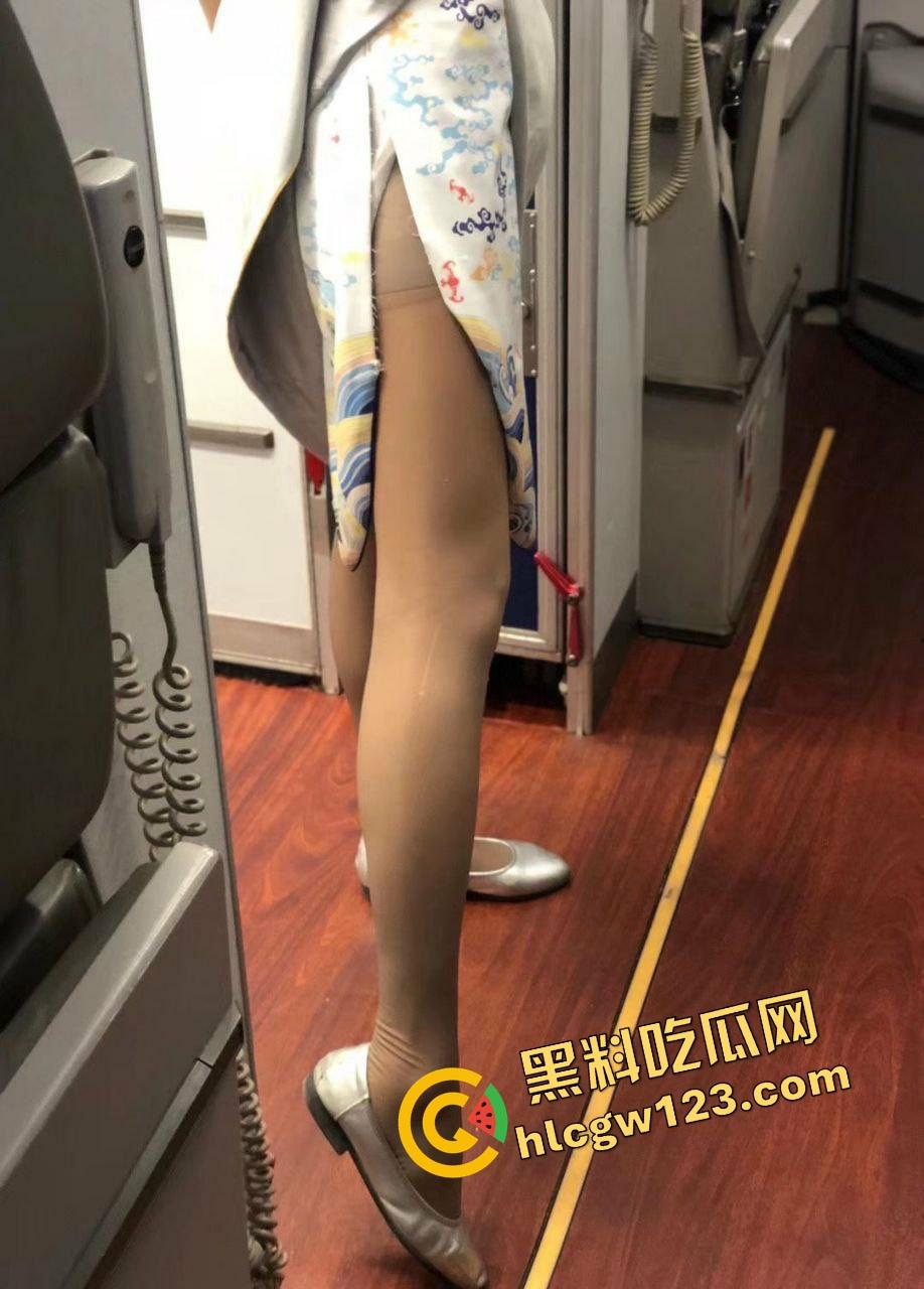 厦门航空极品空姐【赵雪】黑丝开档骑乘爆插，这逼值五星，被爆操到喊出航班号，制服没脱先脱内裤！-4