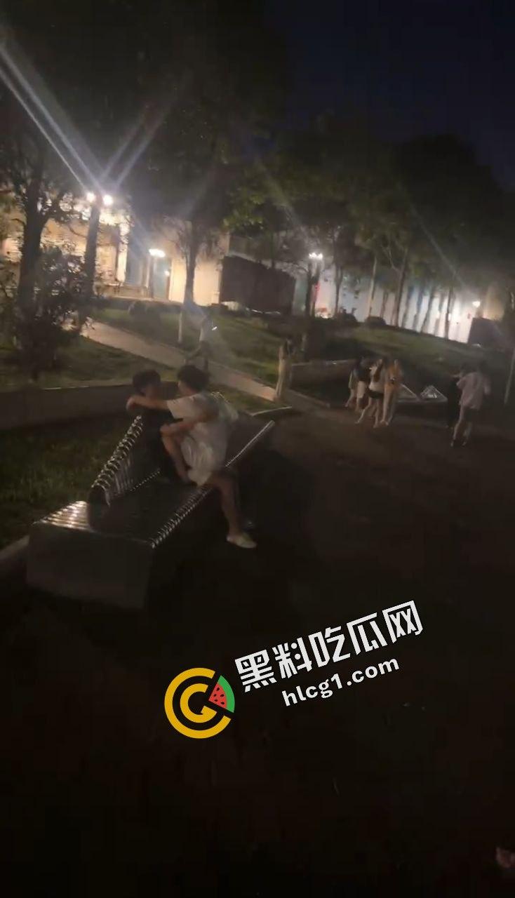 贵州开放大学 饥饿小情侣 图书馆门口女上位骑乘 被偷拍全校吃瓜-2