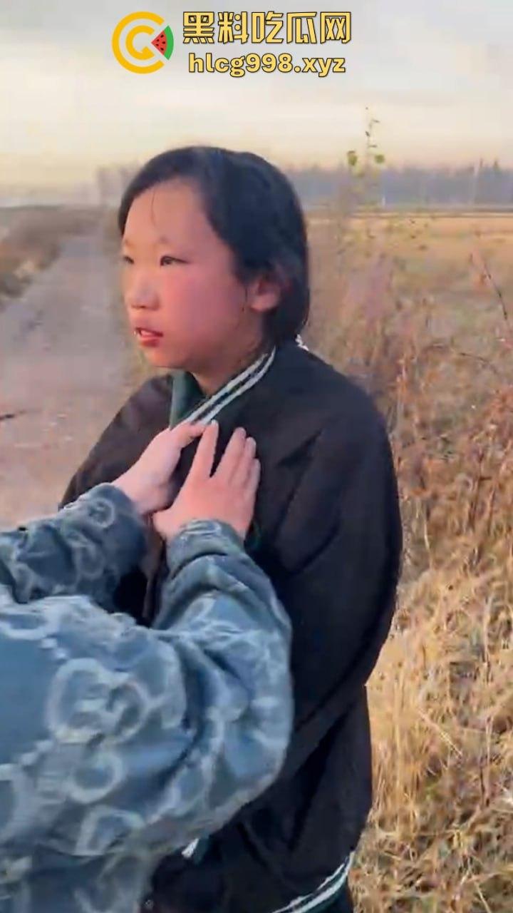 山西女生野外遭7人围殴 视频曝光长达5分钟打骂虐待 真是一群畜生！-8