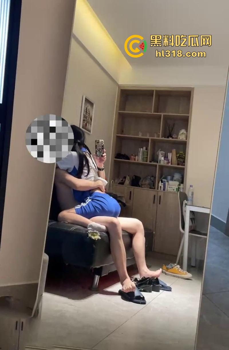 爆操刚放学回来的乖女儿，甜美笑容下暗藏骚浪本性，客厅主动跪舔，撅臀迎合大棒，操到喷水！-5