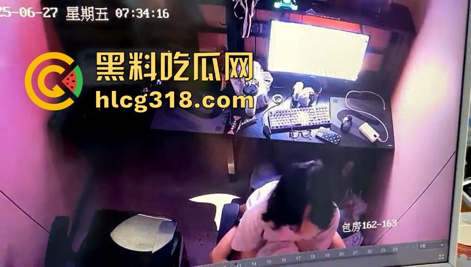 长沙网吧包间情侣激情开炮,青春期荷尔蒙爆棚,短发微胖小妹在线骑乘,小母狗爽翻天了!-5