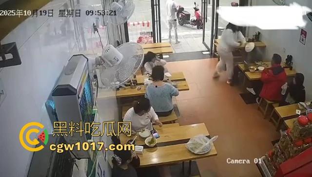 肥胖小仙女吃个早餐发生冲突!火气一上来直接把面扣在后座男生头上,直接扭打起来,给坦克胸罩都打丢了!-6