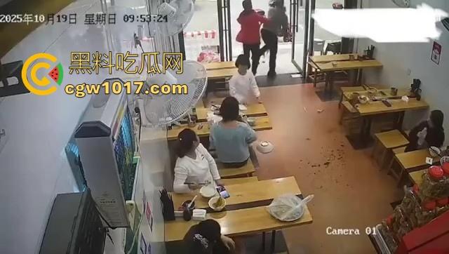 肥胖小仙女吃个早餐发生冲突!火气一上来直接把面扣在后座男生头上,直接扭打起来,给坦克胸罩都打丢了!-10