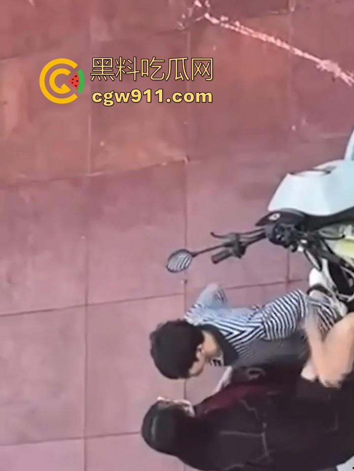 海南科技职业大学小情侣电车调情，各种接吻揉胸车震，被同学偷拍挂网遭校方警告处分！-2