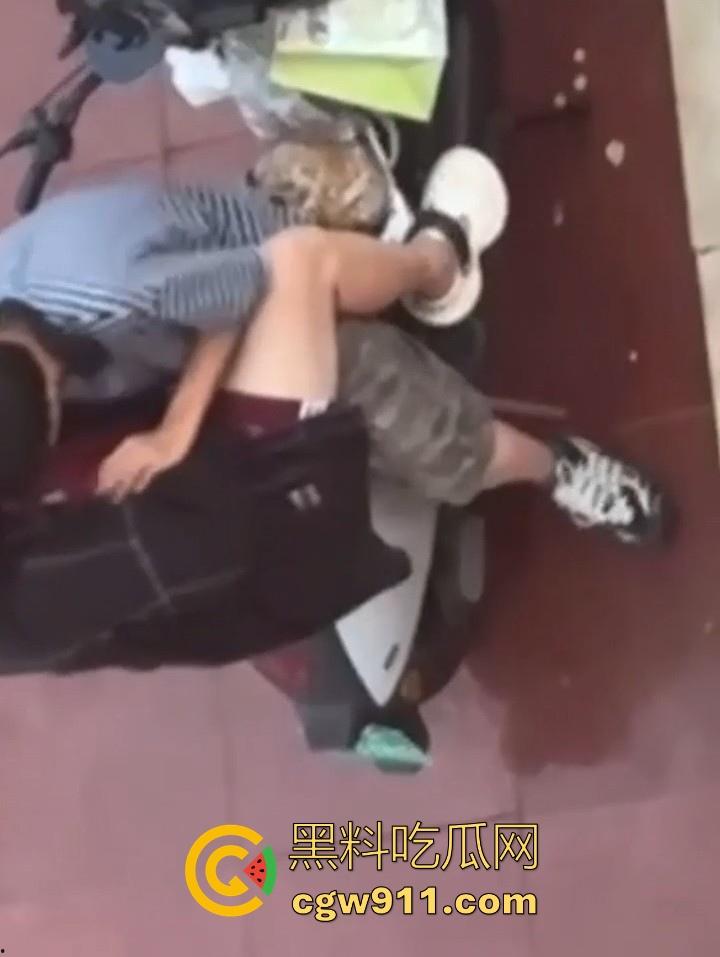 海南科技职业大学小情侣电车调情，各种接吻揉胸车震，被同学偷拍挂网遭校方警告处分！-7