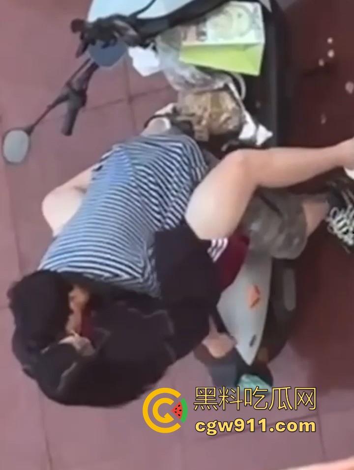 海南科技职业大学小情侣电车调情，各种接吻揉胸车震，被同学偷拍挂网遭校方警告处分！-8