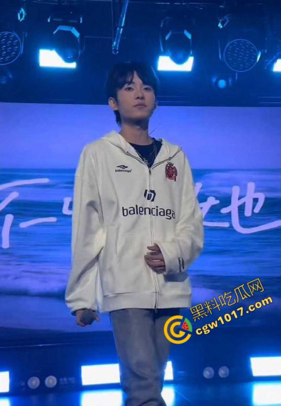 抖音百万粉丝【伍六七7】出轨视频曝光,借巡演之名与粉丝啪啪内射,夜夜笙歌逾越禁欲!-1