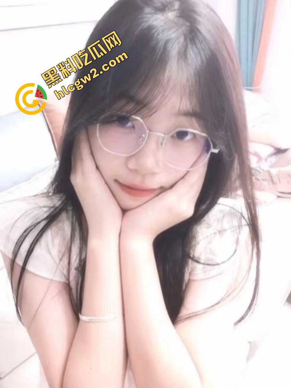 重庆清纯眼镜妹反差骚婊『孟嘉艺』滴滴司机面前露出调教!出租车变淫乱现场!独家流出!-5