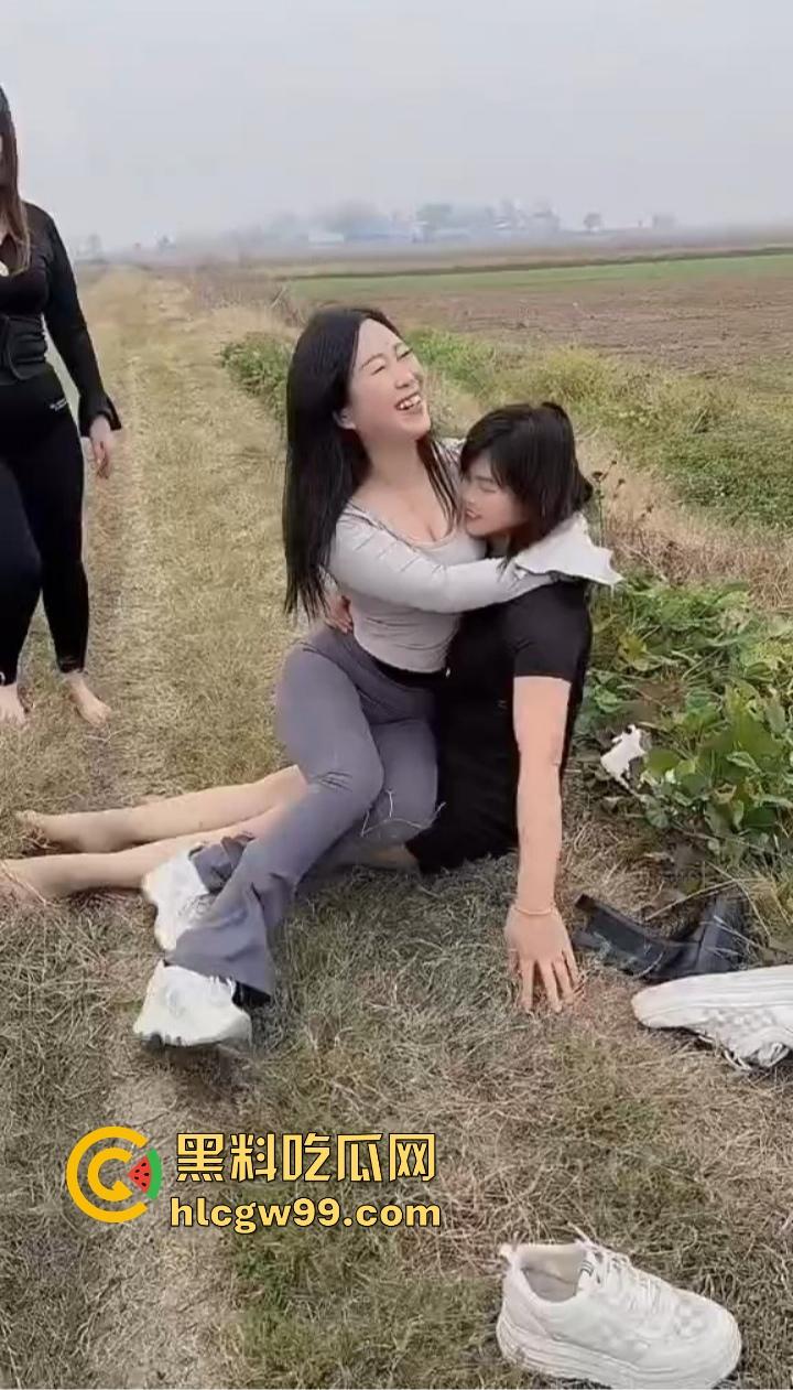 河南新蔡县陈店村的少妇绝了，大长腿性感身材，这娘们太会玩，农村生活比城里还刺激，选谁都香爆了！-14