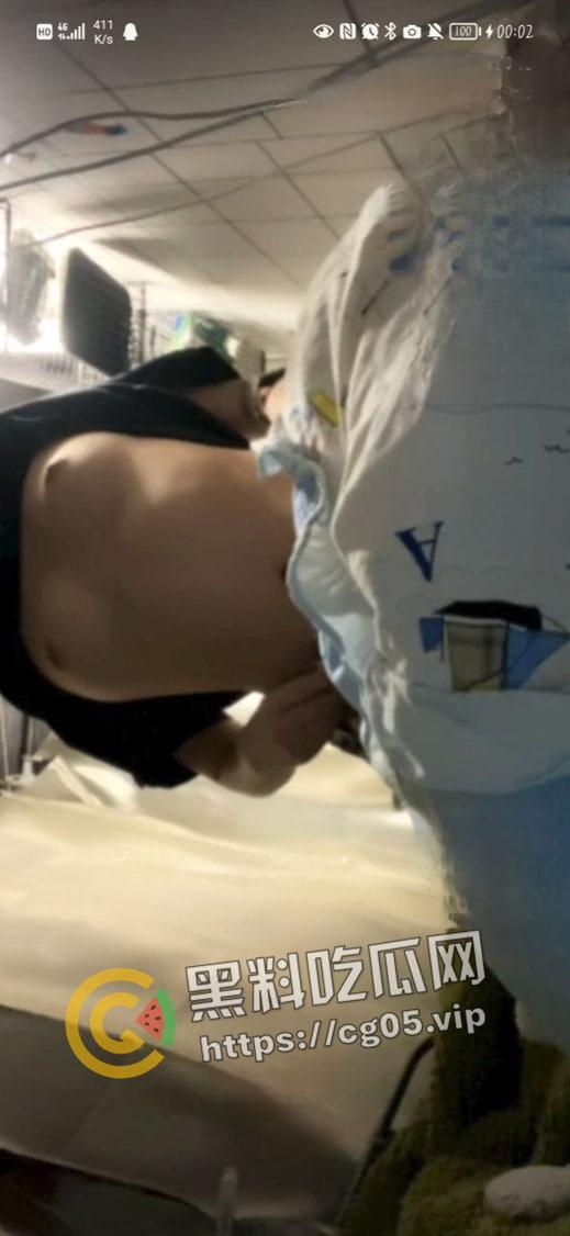 荆楚理工学院【何冰柯】被同班同学假装网友网调成功 写字 捏胸 做任务拍视频  殊不知主人就在旁边看着-7