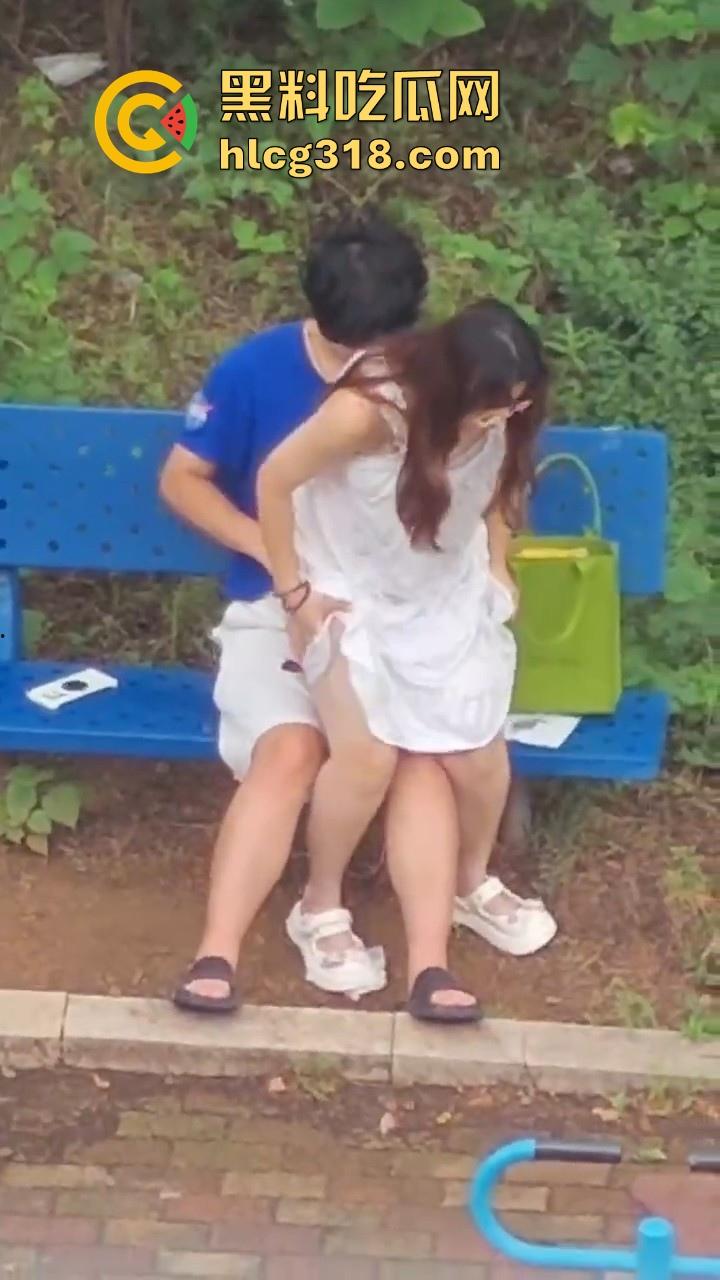 夏日午后,小日一下!反差眼镜妹小区长椅骑乘做爱,白裙诱惑激情开干,年轻人玩的真野啊!-3