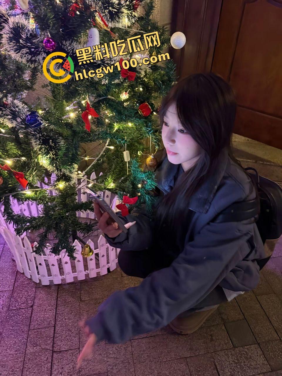 中南林业科技清纯反差学生妹【覃思婕】淫荡吃鸡巴口交被曝，大哥摸脚调情后怼嫩逼骚臀！独家曝光流出！-2