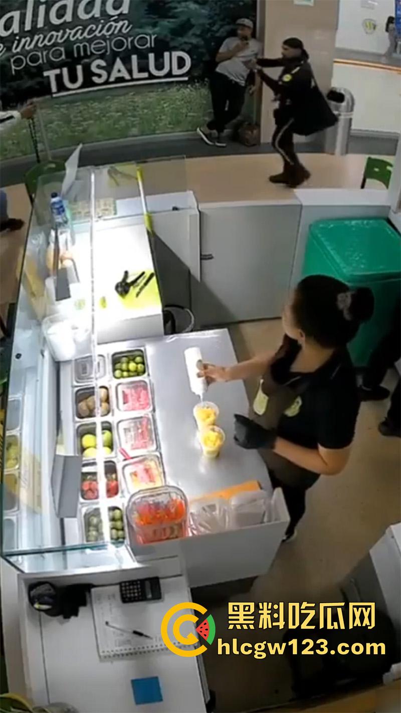 美国黑帮火拼现场，果茶店监控拍下画面，双方见面开枪对射，黑哥伏地射击最终被当场击毙！-1