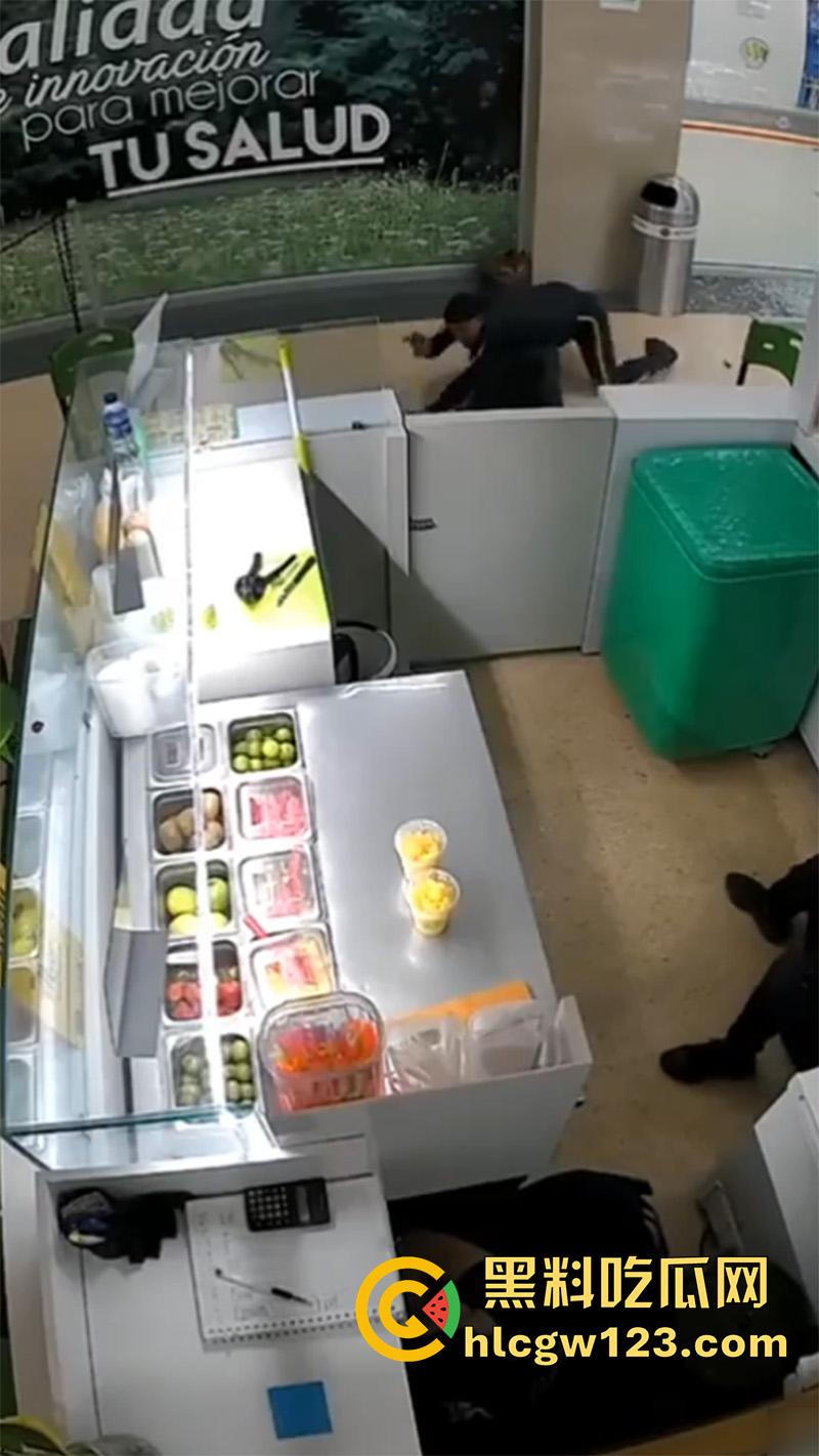 美国黑帮火拼现场，果茶店监控拍下画面，双方见面开枪对射，黑哥伏地射击最终被当场击毙！-2