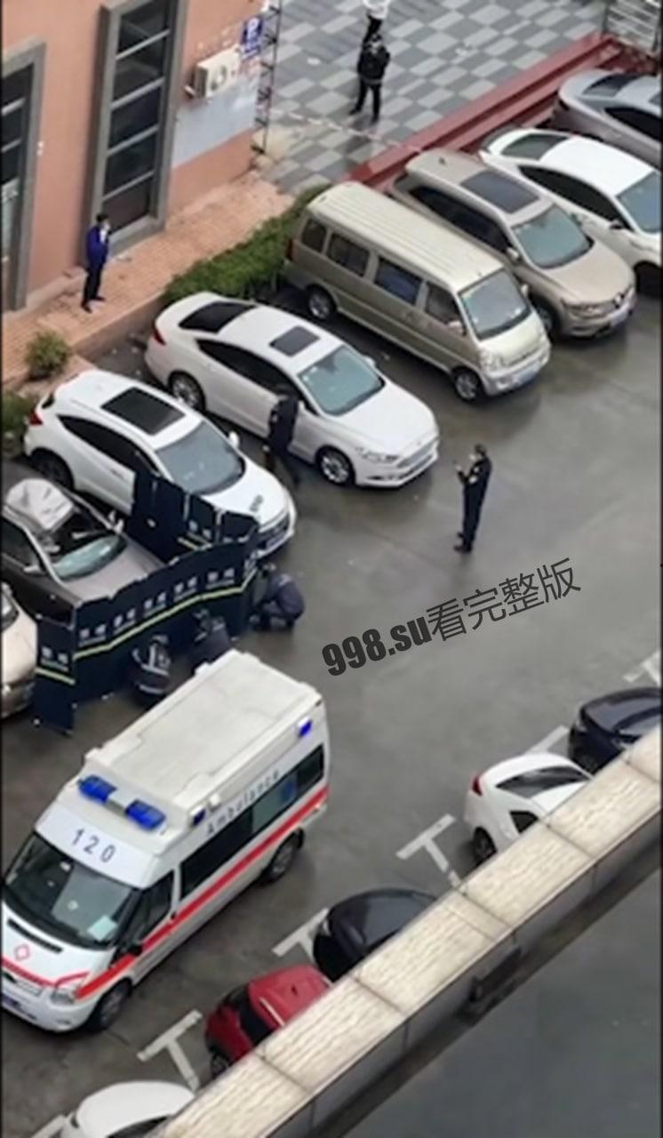 广东惠州 令人抑郁，妈妈抱着孩子一起跳楼，车上大人地上孩子，残忍了！-1