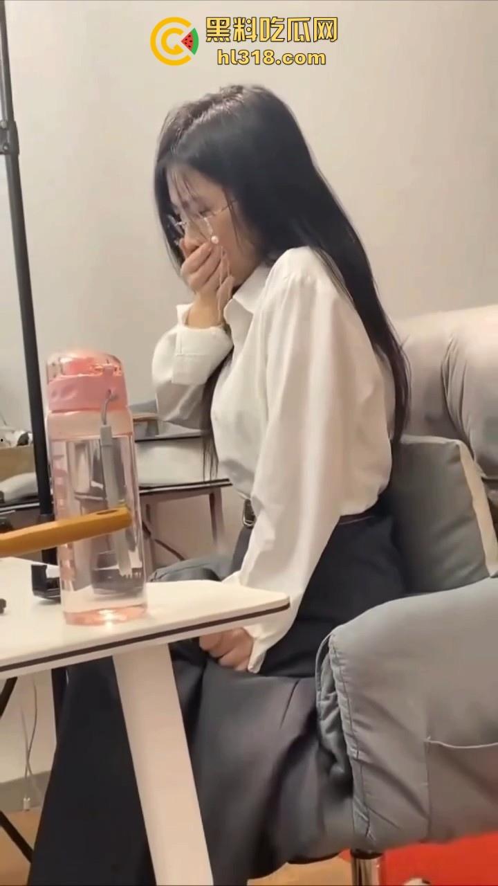 塞着跳蛋上班眼睛婊,下班后酒店火爆开操,无情打桩机猛插小穴狠狠的满足,高潮颤抖淫荡十足!-2